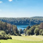 uitzicht op het Pulvermaar in de Vulkaaneifel