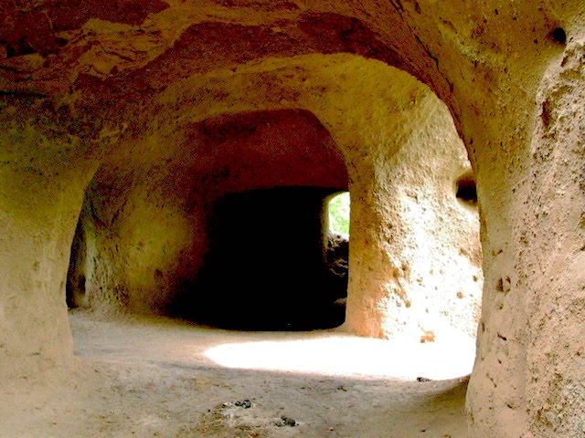 grotten grot brohltal trasshöhle eifel duitsland 