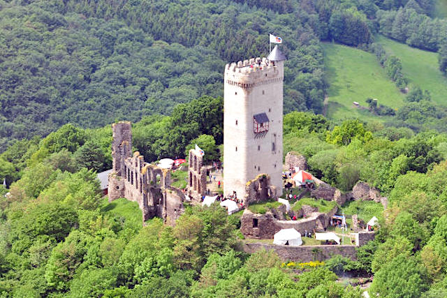 Burg Olbrück kasteel niederdurenbach eifel duitsland vulkaaneifel brohltal