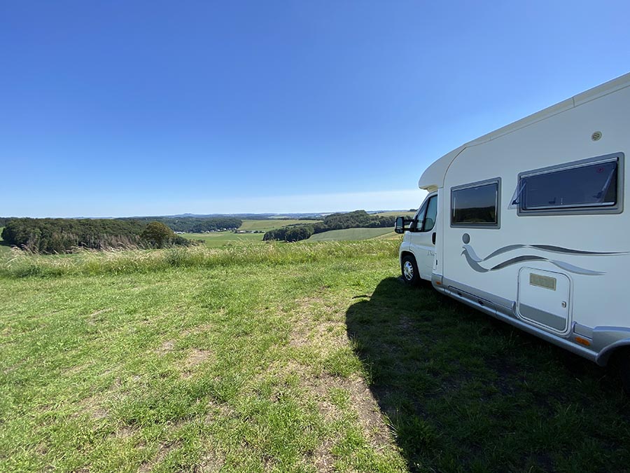 Mooie uitzichten vanaf de camperplaats Wohnmobilhafen Pulvermaar.