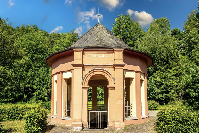 lindenquelle in Birresborn. de Queltempel.