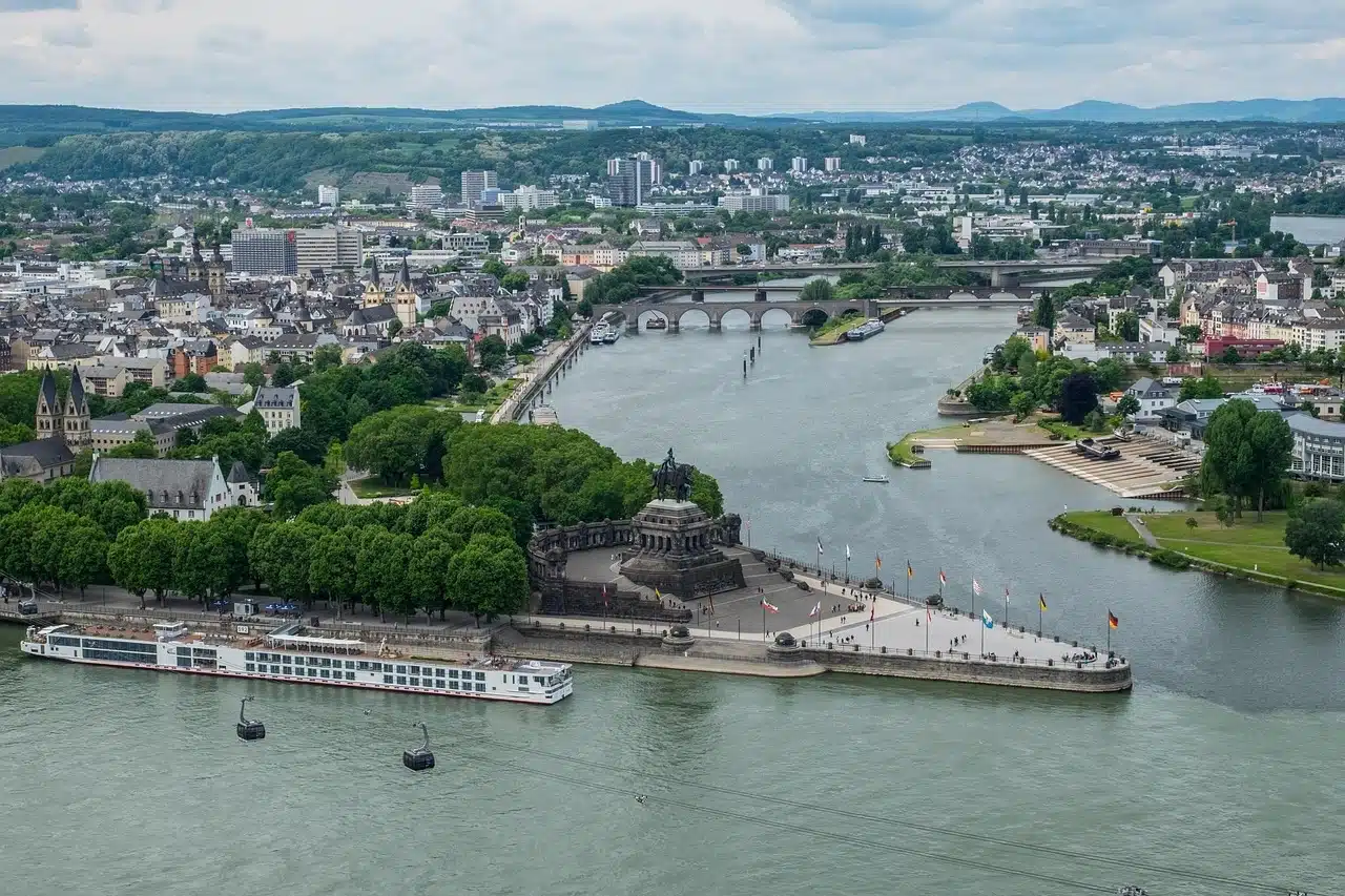 Deutsches Eck in Koblenz. Rijn en Moezel