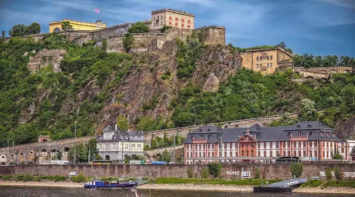 Fort Ehrenbreitstein hoog op de heuvel aan de Rijn bij Koblenz.