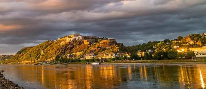 Fort Ehrenbreitstein gezien vanaf de Rijn in Koblenz
