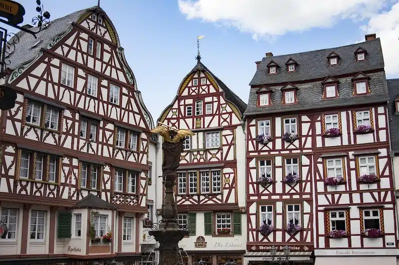 Prachtige vakwerkhuizen in het centrum van Bernkastel Kues met de fontein in het midden.