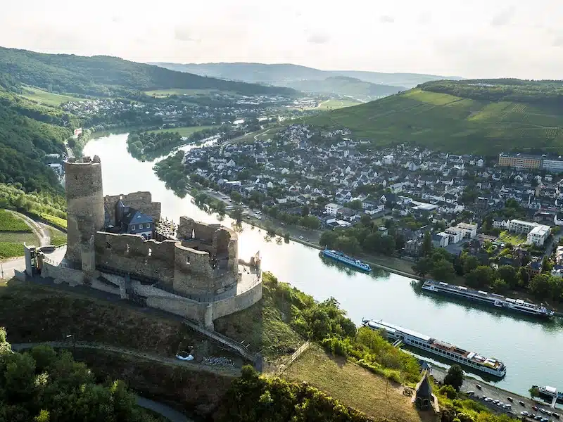 Burg Landshut een van de bezienswaardigheden in Bernkastel Kues. De burcht staat hoog op de heuvel met uitzicht op de stad en de moezel temidden van de glooiende heuvels.