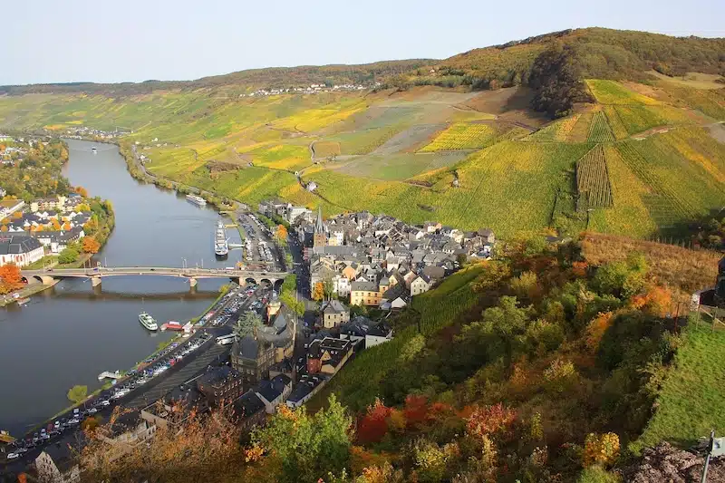 luchtfoto van Bernkastel-Kues aan de Moezel. Panoramisch overzicht van de stad en de Moezel met het heuvellandschap en de wijn-hellingen op de achtergrond.