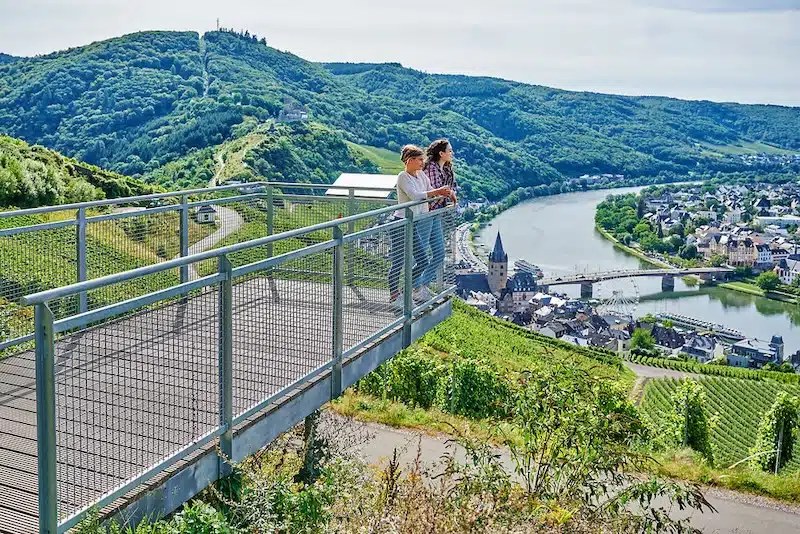 Skywalk Bernkastel Kues. Uitzichtpunt met panoramisch uitzicht over de stad, de Moezel, en de groene heuvels.